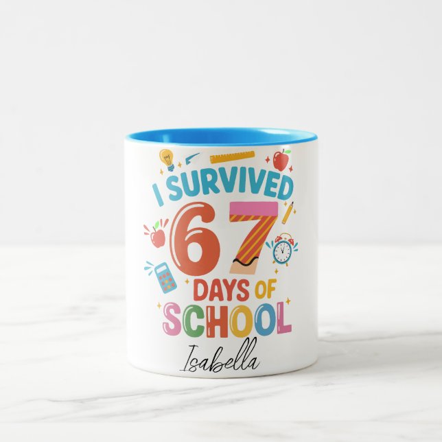 I Survived 67 Days of School - Custom Name Persona Zweifarbige Tasse (Mittel)