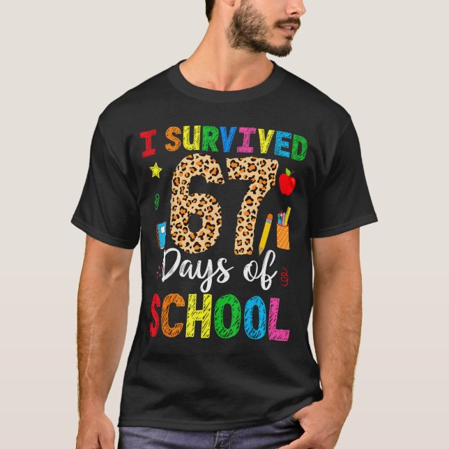 I Survived 67 Days Of School Funny 67 Teacher Stud T-Shirt (Vorderseite)