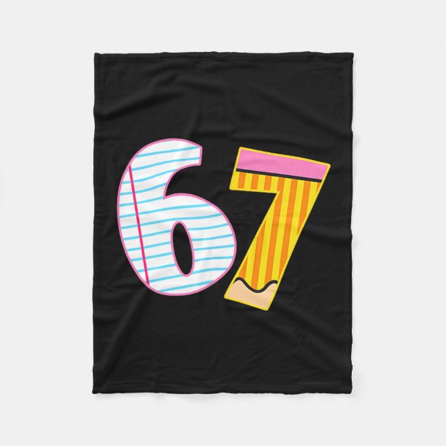 I Survived 67 Days Of School Funny Meme Teacher 2  Fleecedecke (Vorderseite)