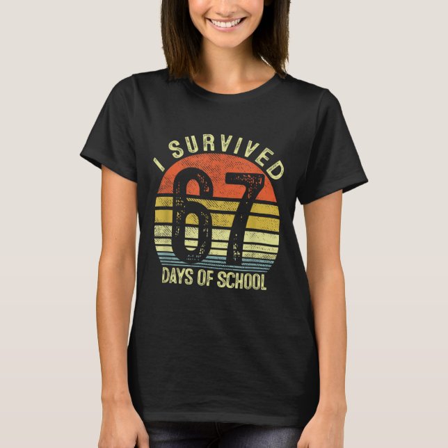 I Survived 67 Days Of School Six Seven 6 7 Teacher T-Shirt (Vorderseite)