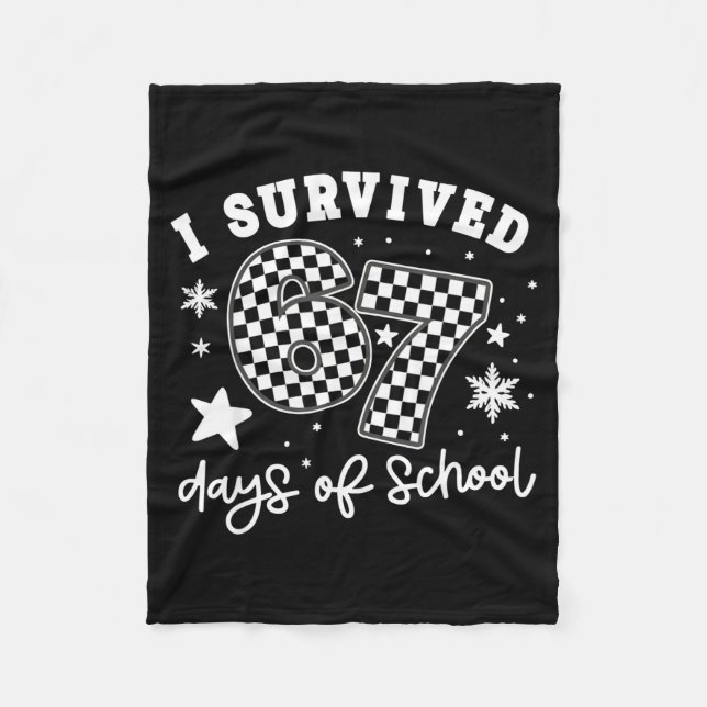 I Survived 67 Days Of School Students Teachers 100 Fleecedecke (Vorderseite)