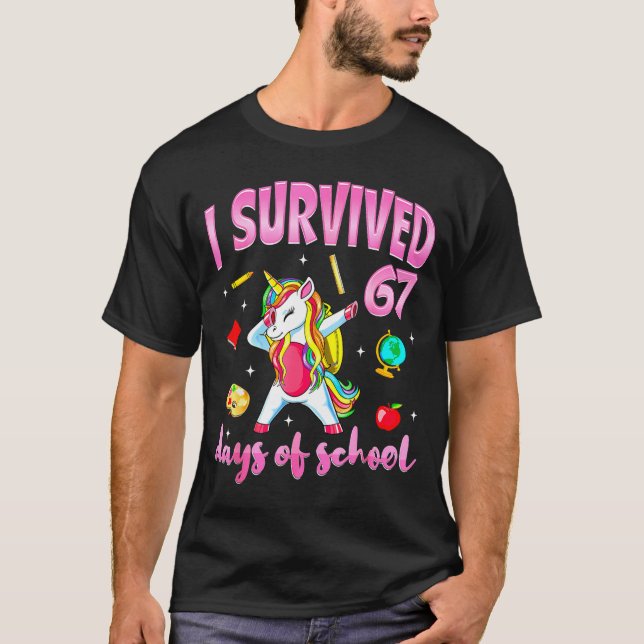I Survived 67 Days Of School Unicorn Dabbing Teach T-Shirt (Vorderseite)