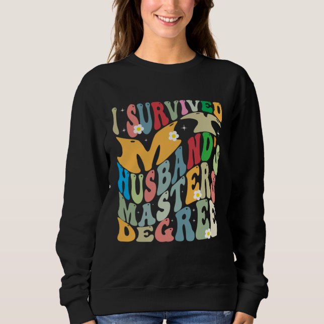 I Survived My Husband s Masters Degree Groovy Grad Sweatshirt (Vorderseite)