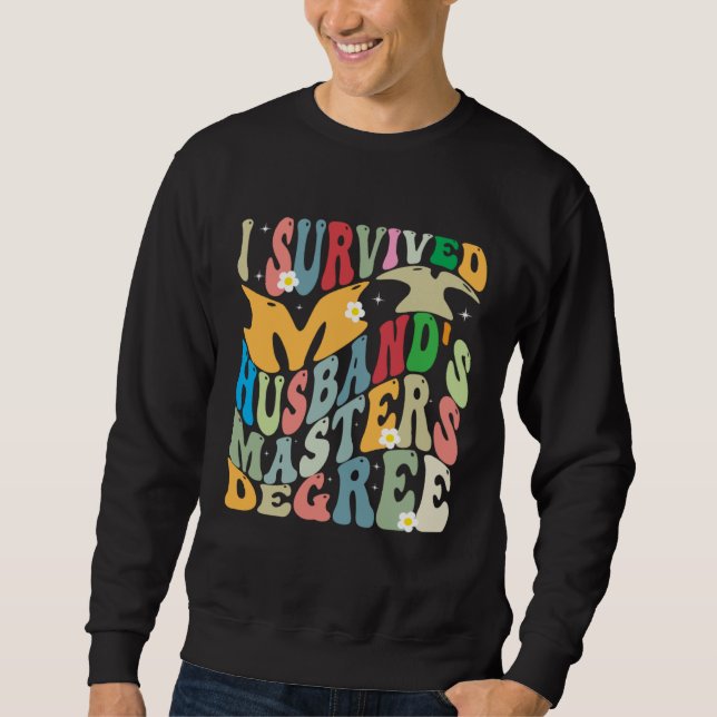 I Survived My Husband s Masters Degree Groovy Grad Sweatshirt (Vorderseite)