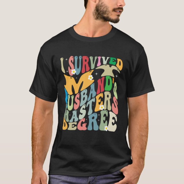 I Survived My Husband s Masters Degree Groovy Grad T-Shirt (Vorderseite)