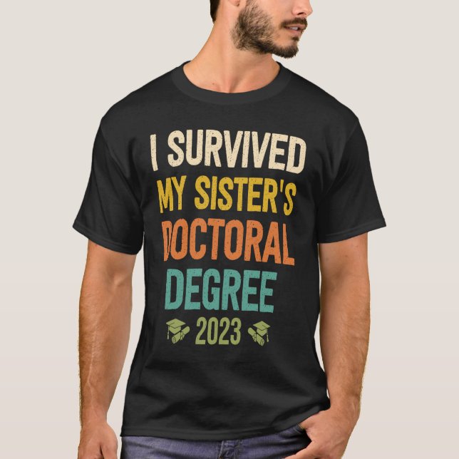 i survived my sisters doctoral degree graduation 2 T-Shirt (Vorderseite)
