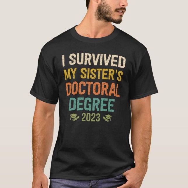 i survived my sisters doctoral degree graduation 2 T-Shirt (Vorderseite)