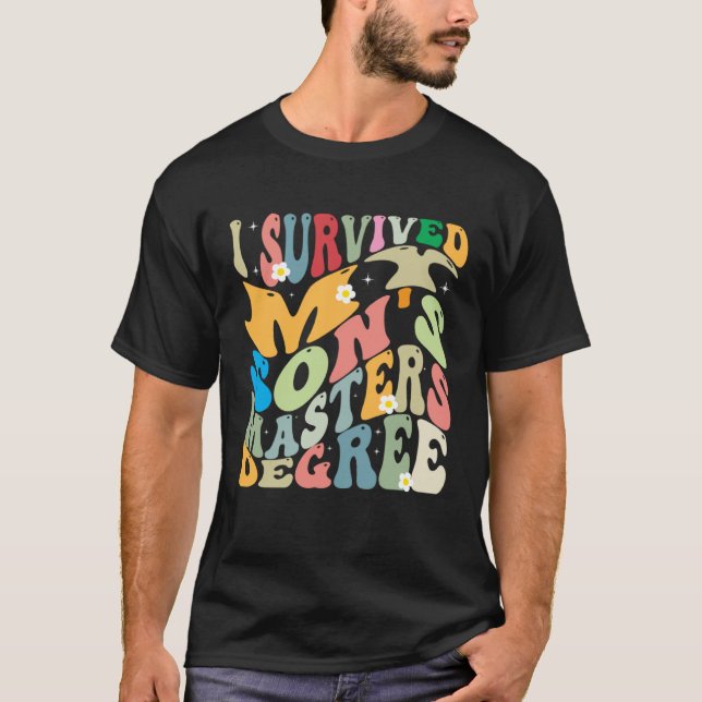I Survived My Son's Masters Degree Groovy Graduati T-Shirt (Vorderseite)