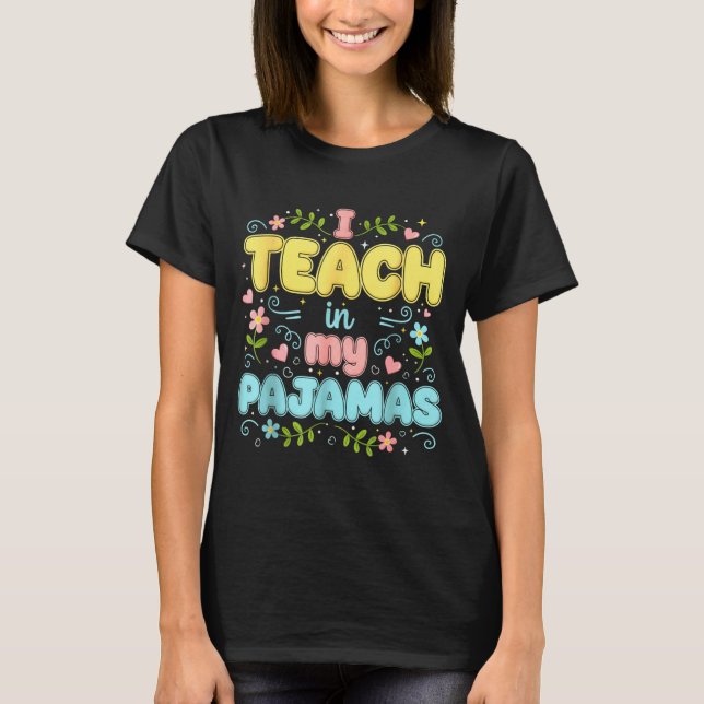 I Teach In My Pajamas Funny Online Virtual Teacher T-Shirt (Vorderseite)