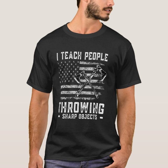 I Teach People Throwing Sharp Objects Axe Throwing T-Shirt (Vorderseite)