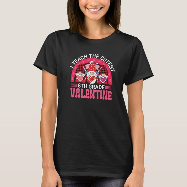 I Teach The Cutest 8TH GRADE Valentines Gnomes Tea T-Shirt (Vorderseite)