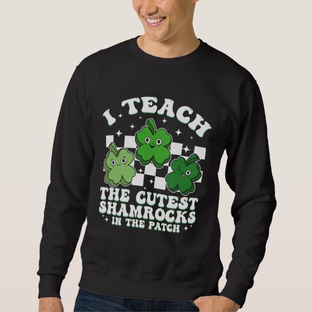 I Teach The Cutest Shamrocks Groovy Teacher St Pat Sweatshirt (Vorderseite)