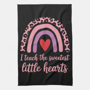 I Teach The Sweetest Hearts Rainbow Teacher Geschirrtuch