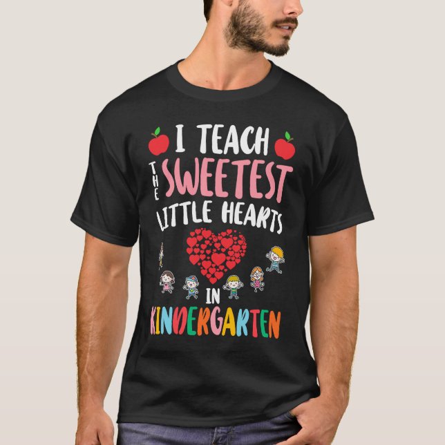 I Teach The Sweetest Little Hearts in Kindergarten T-Shirt (Vorderseite)