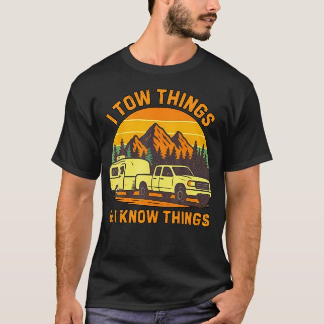 I Tow Things And I Know Things Fathers Day Camping T-Shirt (Vorderseite)