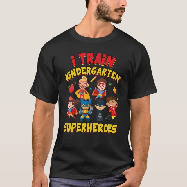 I Training Kindergarten Super Heroes Kids Teacher  T-Shirt (Vorderseite)