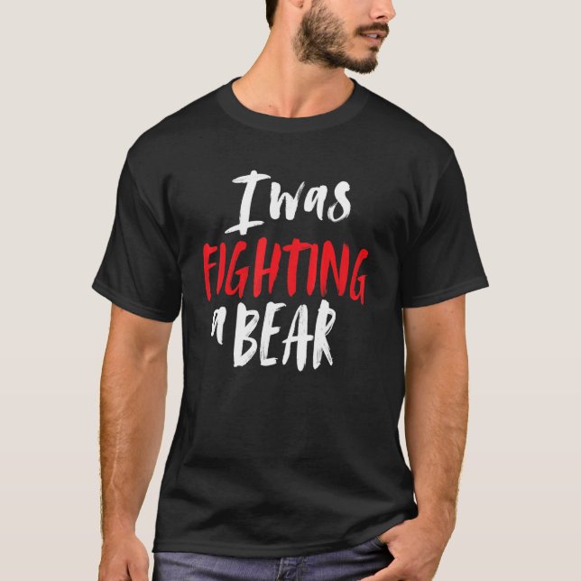 I Was Fighting A Bear Shoulder Broken Leg Surgery  T-Shirt (Vorderseite)