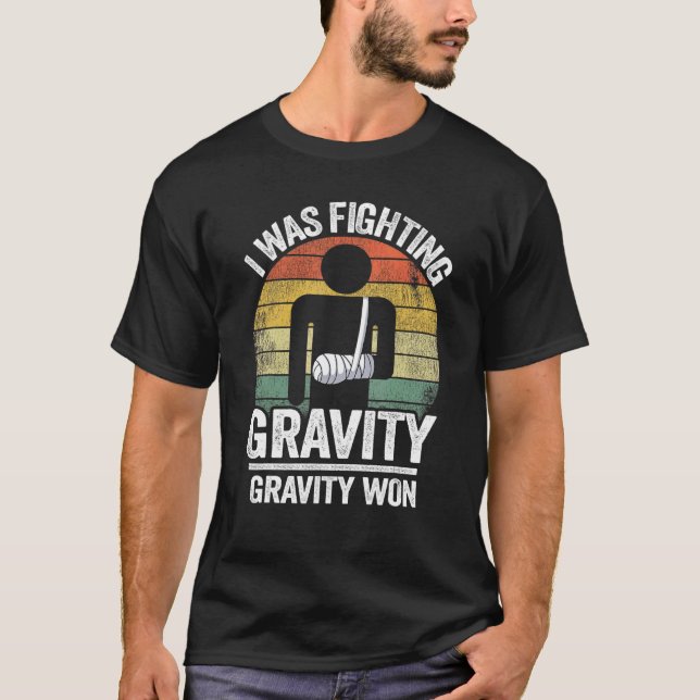 I Was Fighting Gravity Gravity Won Broken Hand Bro T-Shirt (Vorderseite)