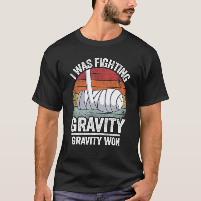 I Was Fighting Gravity Gravity Won Broken Hand Bro T-Shirt (Vorderseite)