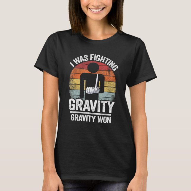 I Was Fighting Gravity Gravity Won Broken Hand Bro T-Shirt (Vorderseite)