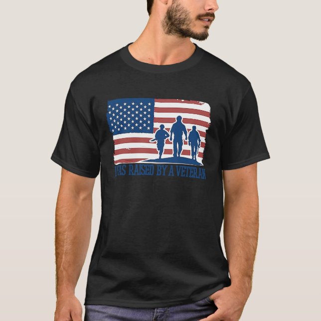 I Was Raised By A Veteran Veterans Day T-Shirt (Vorderseite)
