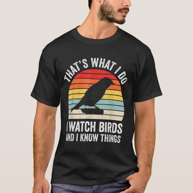 I Watch Birds I Know Things Funny Birdwatcher Bird T-Shirt (Vorderseite)