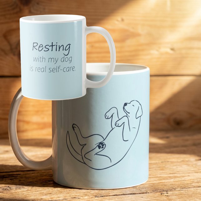 Ice Blue Labrador Dog Mom – Resting with My Dog Kaffeetasse (Von Creator hochgeladen)