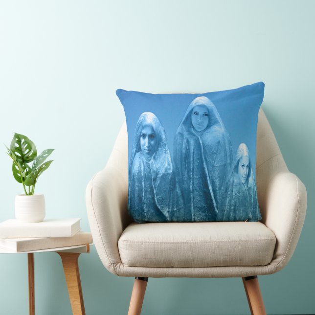Ice Blue Sky Poster Throw Kissen (Stuhl )