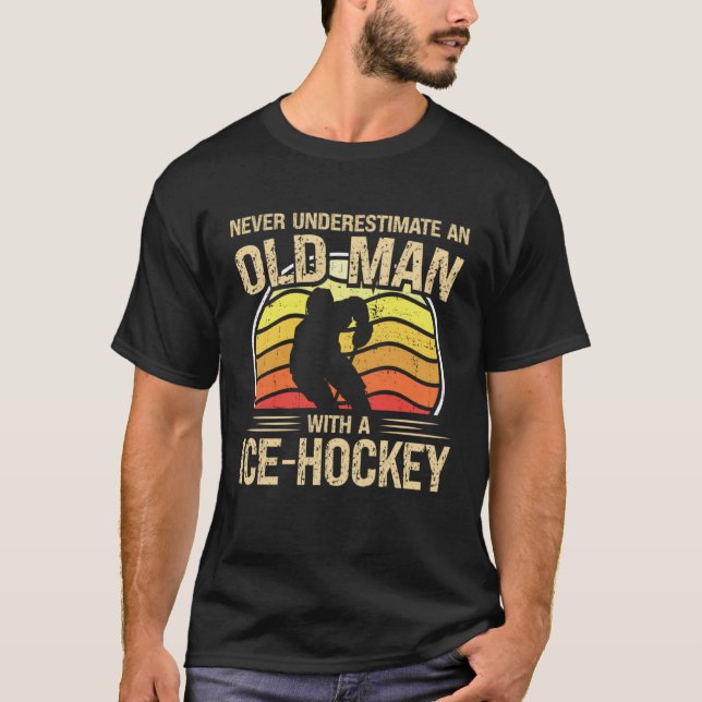 Ice Hockey Player Men Women Never Underestimate An T-Shirt (Vorderseite)