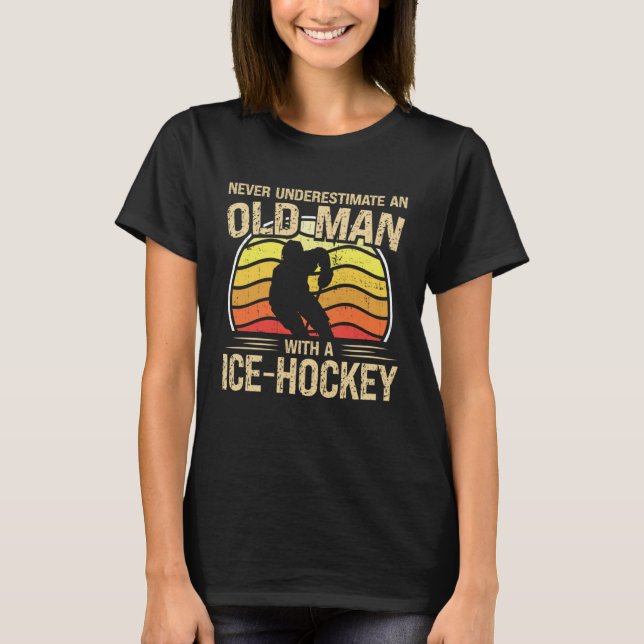 Ice Hockey Player Men Women Never Underestimate An T-Shirt (Vorderseite)