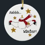 Ice Skaten Snowman Keepake Ornament<br><div class="desc">Ein Schneemann mit einem langen Skate aus Schal,  umgeben von goldenen Sternen und Text lautet "Aahhh... Winter!" auf unserer Ice Skaten Snowman-Snowmann-Urlaubsornament.</div>