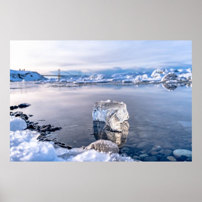 Iceberg Drifts to Sea Poster (Vorne)
