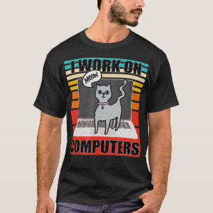 Ich arbeite an Computern, die Cat auf Laptop-Funn T-Shirt