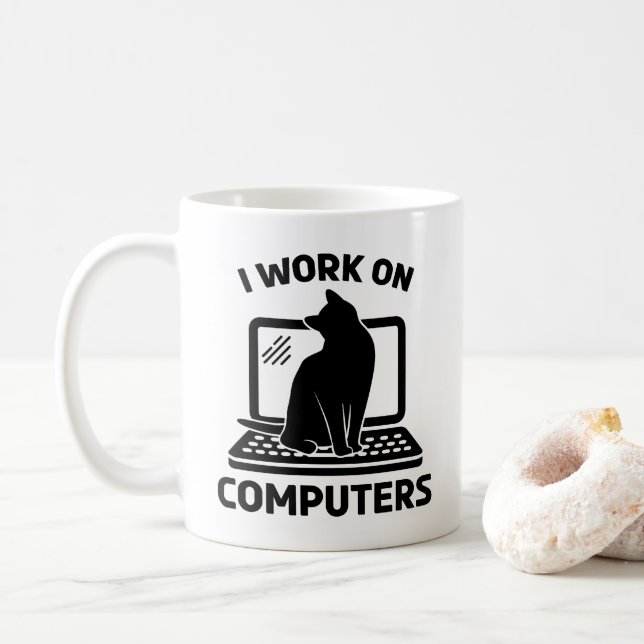 Ich Arbeite An Computern Lustiger Katzenliebhaber Kaffeetasse (Mit Donut)