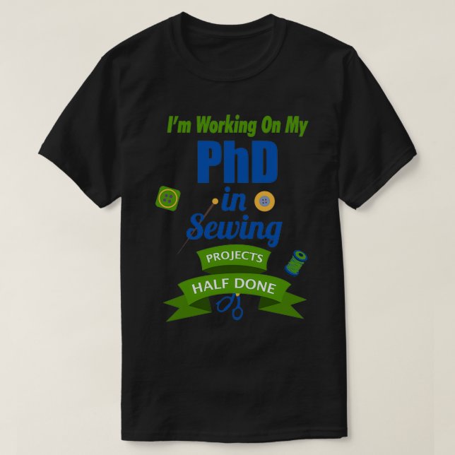 Ich arbeite an meinem Doktortitel in Nähprojekten  T-Shirt (Design vorne)