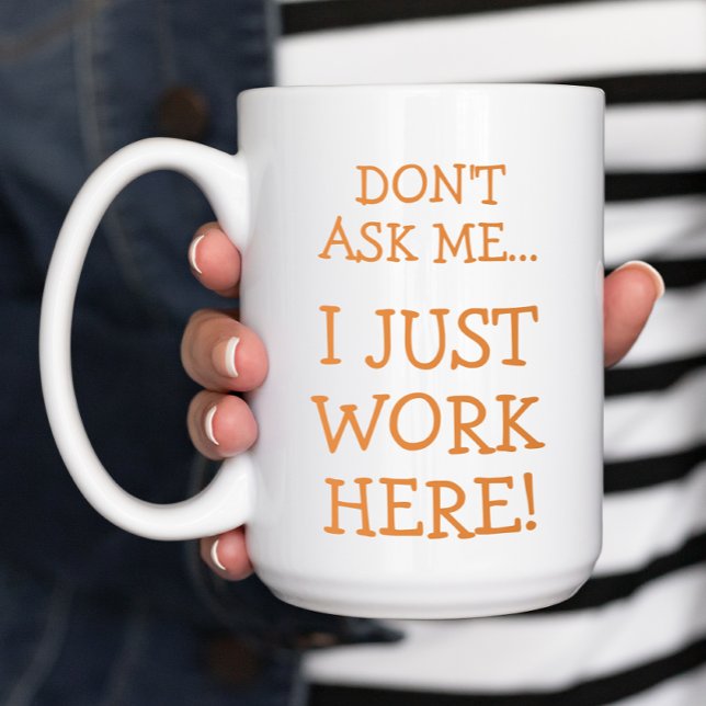 Ich arbeite einfach nur hier, lustig kaffeetasse (Don't ask me... I just work here! A funny coffee mug for coworkers and employees.)