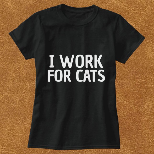 Ich arbeite für Katzen Funny Simple Personalisiert T-Shirt (Von Creator hochgeladen)