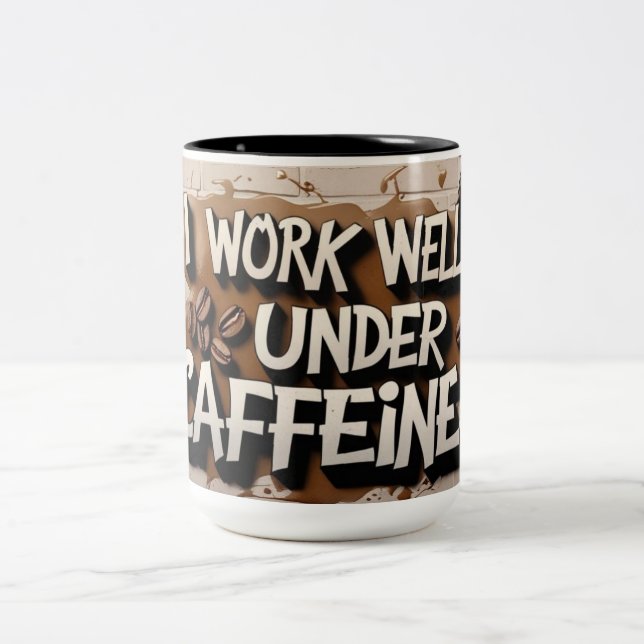 "Ich arbeite gut unter Coffein - Kaffee-Tasse" Zweifarbige Tasse (Mittel)