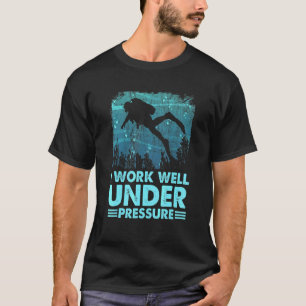 Ich arbeite gut unter der Liebe Tauchen T-Shirt