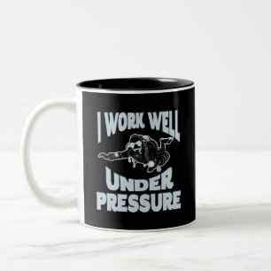 Ich arbeite gut unter Druck - Funny Scuba Diving Zweifarbige Tasse