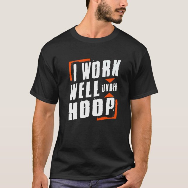 Ich arbeite gut unter Hoop Proud Basketball Player T-Shirt (Vorderseite)