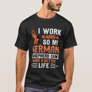 Ich arbeite hart, damit mein Deutscher Schäferhund T-Shirt