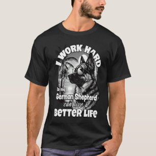 Ich arbeite hart, damit mein Deutscher Schäferhund T-Shirt