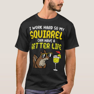 Ich arbeite hart, damit mein Eichhörnchen ein bess T-Shirt