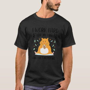 Ich arbeite hart, damit mein Hamster T-Shirt