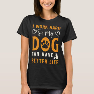 Ich arbeite hart, damit mein Hund ein besseres Leb T-Shirt