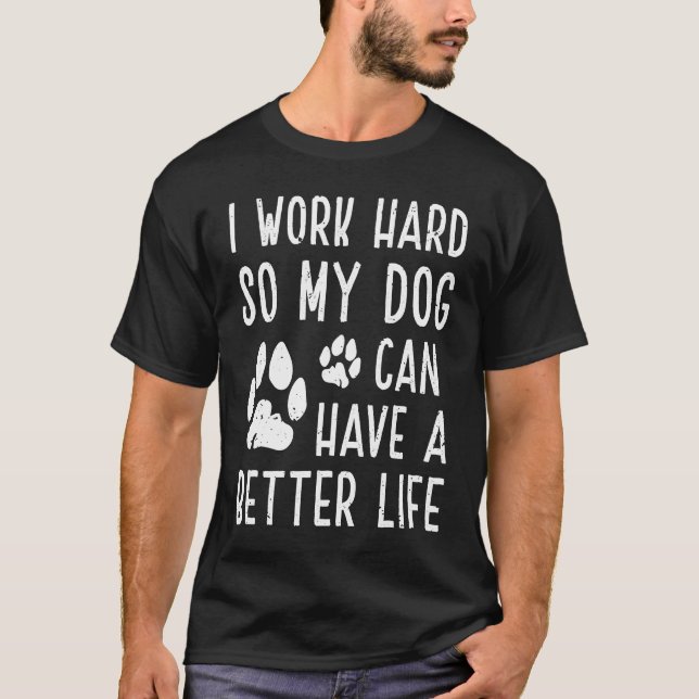 Ich arbeite hart, damit mein Hund ein besseres Leb T-Shirt (Vorderseite)