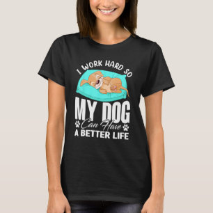 Ich arbeite hart, damit mein Hund ein besseres Leb T-Shirt