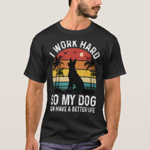 Ich arbeite hart, damit mein Hund ein besseres Leb T-Shirt