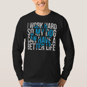 Ich arbeite hart, damit mein Hund ein besseres Leb T-Shirt